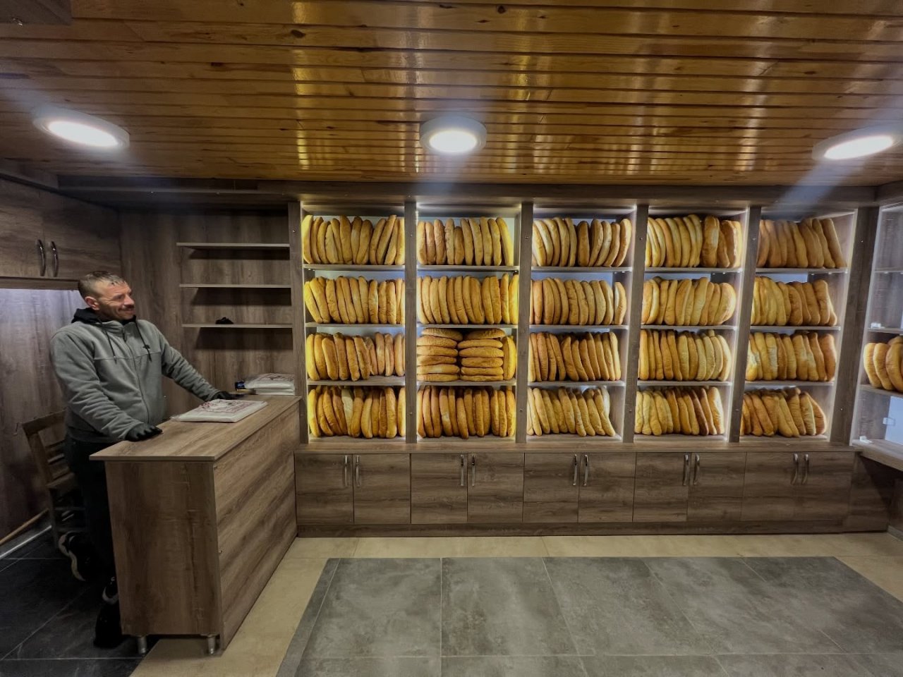 POZANTI’DA HALK EKMEK KUYRUKLARI: VATANDAŞ HEM 9 LİRALIK FİYATTAN HEM LEZZETTEN MEMNUN