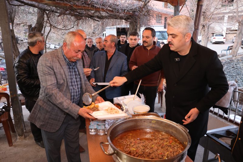BAŞKAN ALİ AVAN İLE POZANTI’DA MESAFELER KALKTI: UZAK YAKIN DEMEDEN HER MAHALLEDE İFTAR BEREKETİ