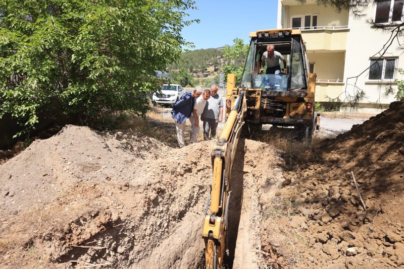 SAĞLIK BAKANLIĞI VE POZANTI BELEDİYESİ'NDEN GÜÇ BİRLİĞİ: YENİ DEVLET HASTANESİ İÇİN İLK KAZMA VURULDU